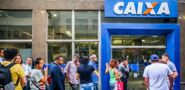 Trabalhadores fazem fila na porta de uma agência da Caixa no centro de São Paulo - Edson Lopes Jr./UOL
