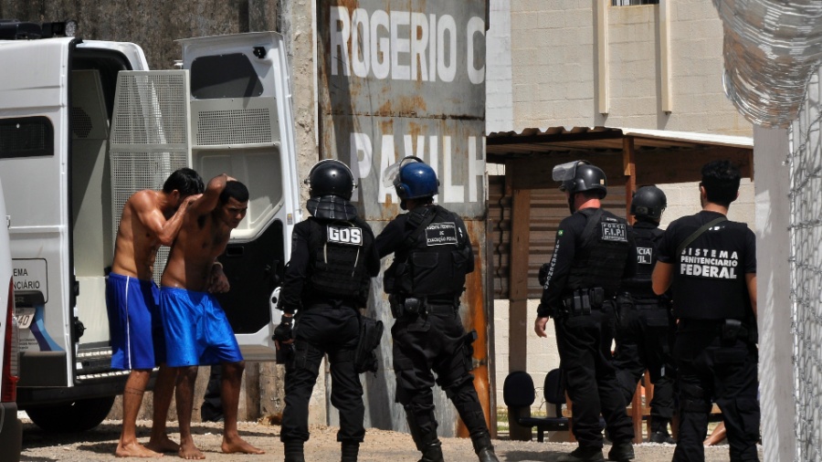 20.mar.2017 - Agentes penitenciários federais transferem presos da Penitenciária Estadual de Alcaçuz, em Nísia Floresta (RN), após disputas entre facções - Magnus Nascimento/Tribuna do Norte/Estadão Conteúdo