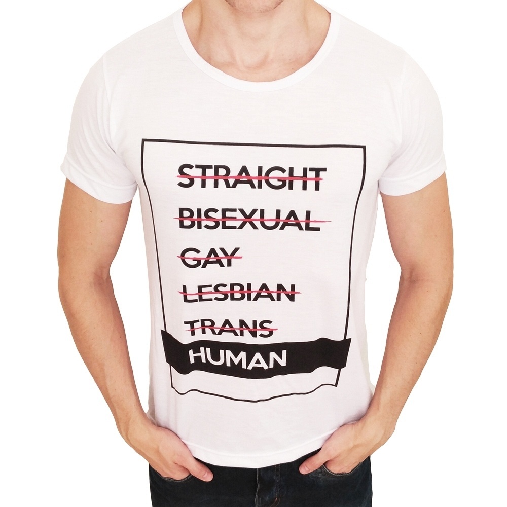 Camiseta do site Logay, que comercializa roupas, acessórios e objetos de decoração que remetem à causa gay - Divulgação