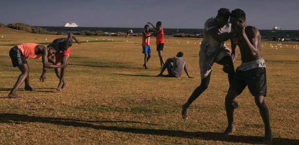 6.jan.2018 - Membros da equipe de luta livre Leões de Melbourne, todos imigrantes sul-sudaneses, durante um treino em Melbourne, Austrália - Matthew Abbott/The New York Times