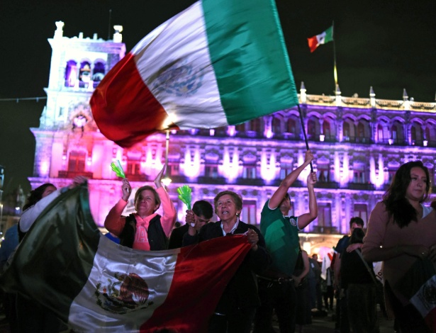 1.jul.2018 - Mexicanos festejam a vitória de Obrador na praça Zocalo, na Cidade do México - AFP PHOTO / JOHAN ORDONEZ