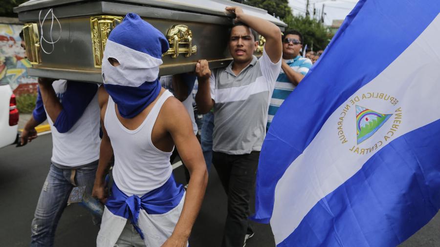 16.jul.18 - Amigos e familiares carregam o caixão do estudante Gerald Vasquez, morto pelas forças pró-governamentais da Nicarágua - Inti Ocon/AFP