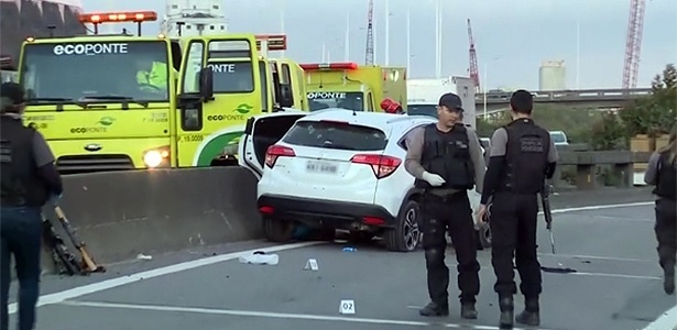 Um dos carros usados pelos suspeitos ficou com marcas de balas - Reprodução/TV Globo