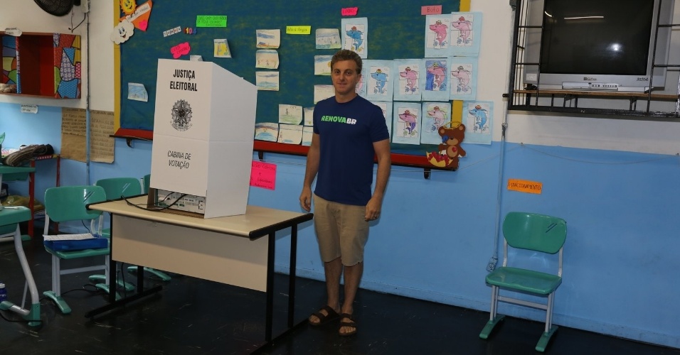 O apresentador Luciano Huck vota no Rio de Janeiro