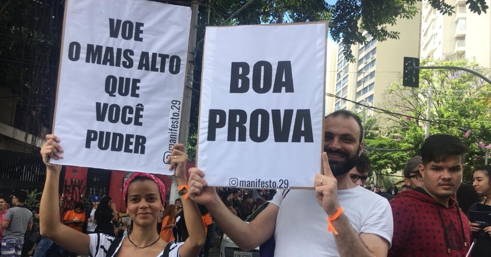 Grupo levou cartazes de apoio aos candidatos do Enem 2018 no campus da Uninove na Barra Funda, zona oeste de São Paulo, neste domingo (11)