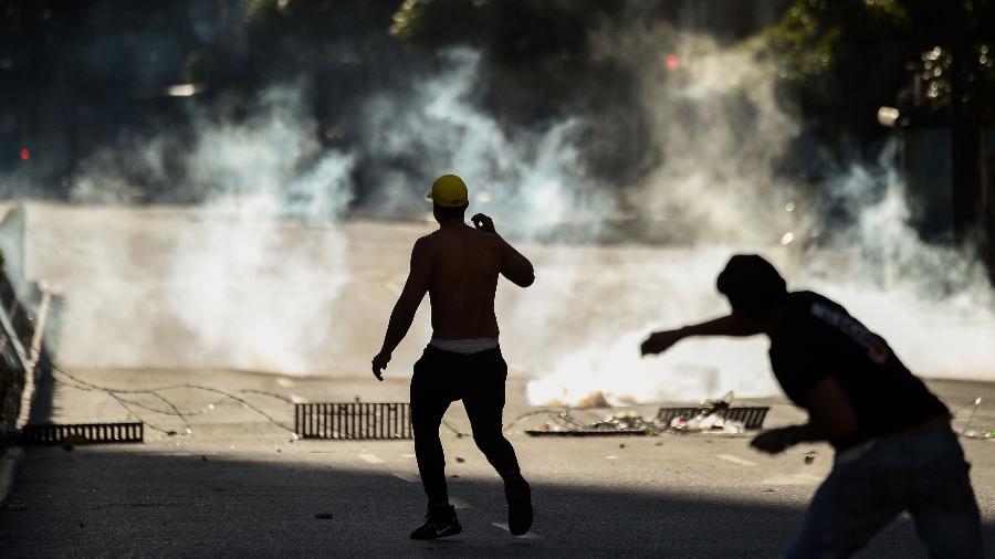 23.jan.2019 - Manifestantes contrários o governo de Nicolás Maduro entram em conflito com a polícia durante protesto em Caracas - Federico Parra/AFP