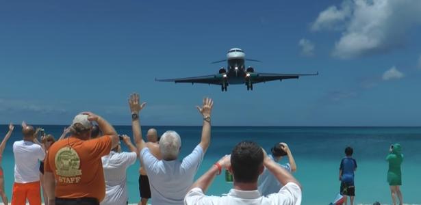 Por que o som do avião muda antes e depois de ele passar por você?