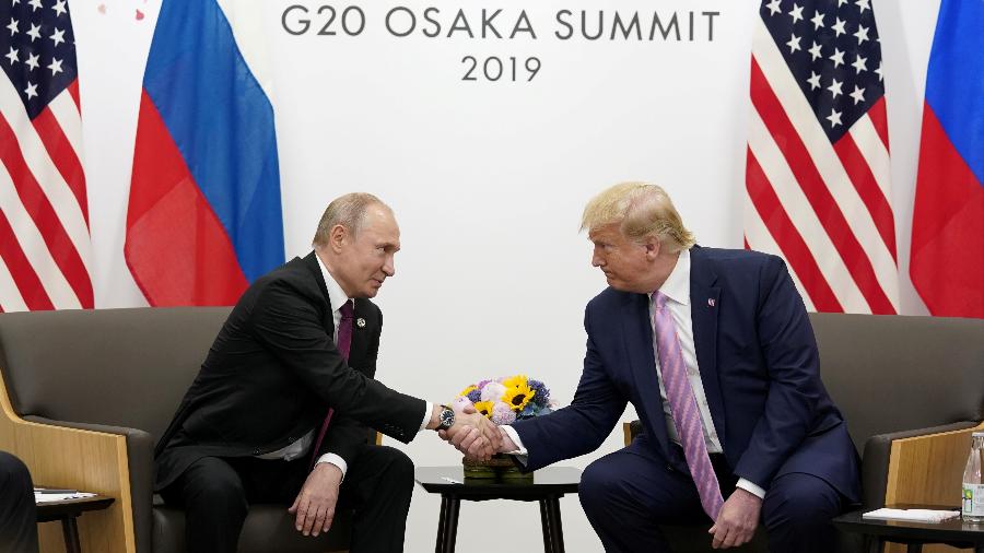 Os presidentes da Rússia, Vladimir Putin , e dos EUA, Donald Trump, se cumprimentam no G20, em 2019