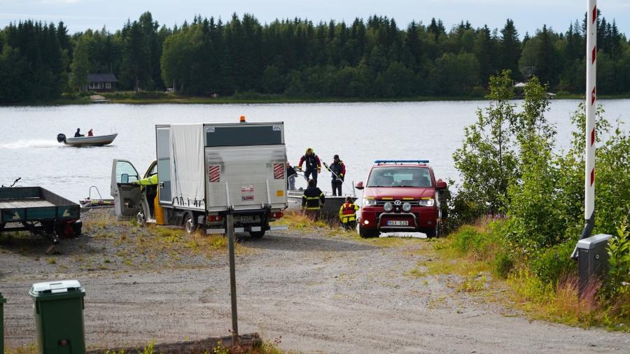 Um barco de serviços de emergência que transporta peças de destroços chega a um porto perto do local onde um pequeno avião esportivo com nove pessoas a bordo caiu hoje no rio Ume, na Suécia - REUTERS