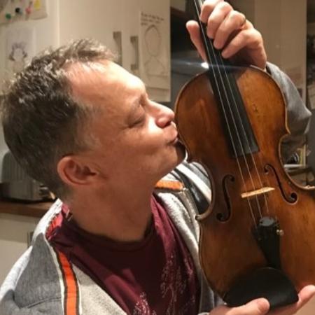 O violinista Stephen Morris se mostrou feliz no Twitter por ter recuperado seu violino  - Reprodução/Twitter
