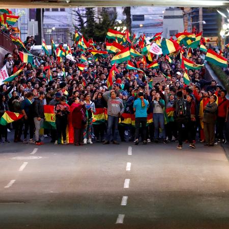 26.out.19 - Manifestantes com bandeiras da Bolívia bloqueiam via em La Paz - Kai Pfaffenbach/Reuters