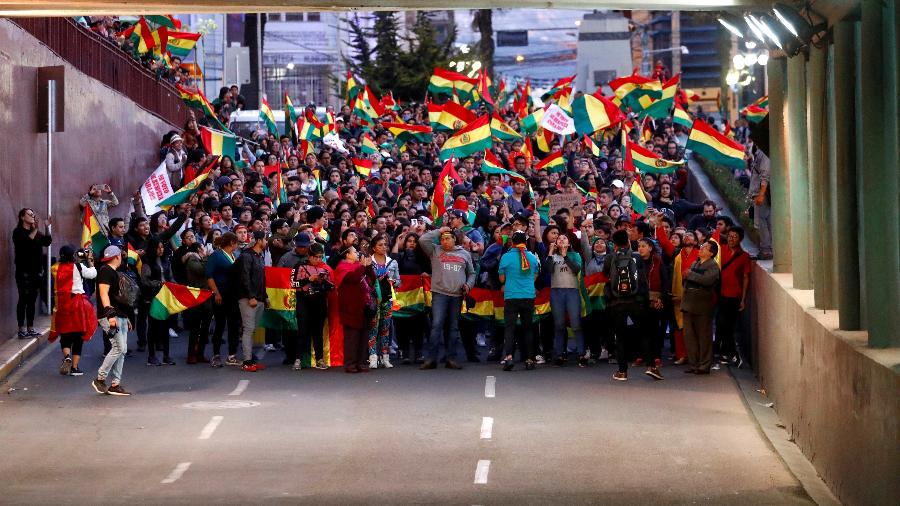 26.out.19 - Manifestantes com bandeiras da Bolívia bloqueiam via em La Paz - Kai Pfaffenbach/Reuters