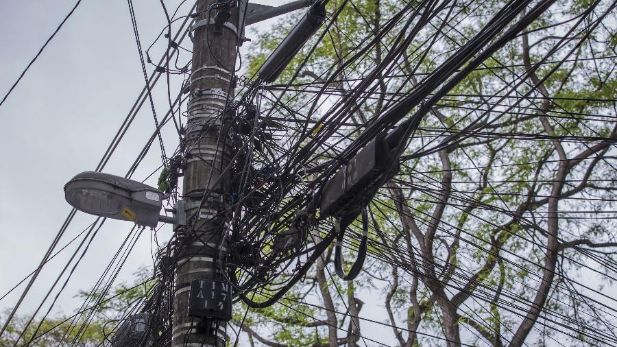 Poste com emaranhado de fios em São Paulo: Brasil teve mais de 2 milhões de metros de cabos roubados no 1º semestre - Jardiel Carvalho/Folhapress