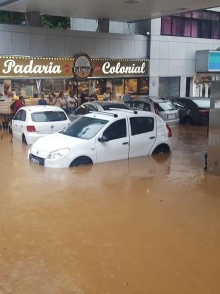 Chuva causa alagamento em ruas de Petrópolis, na região serrana do Rio de Janeiro - Reprodução/Internet