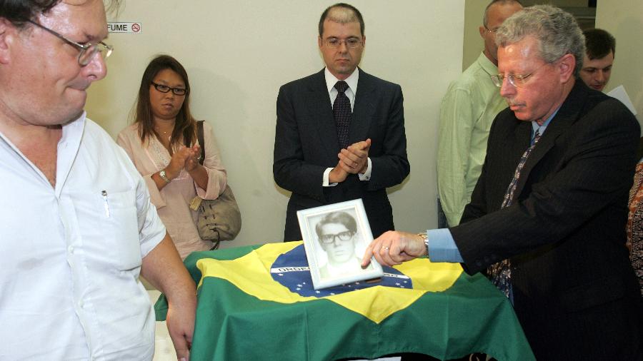 Gilberto Molina (à dir.) participa de cerimônia ao lado dos restos mortais do irmão Flavio - Ayrton Vignola/Folha Imagem - 10.out.2005