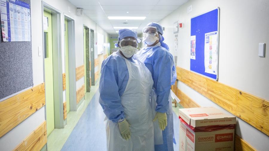 Profissionais de saúde lidam com o coronavírus em hospital da Cidade do Cabo, na África do Sul - Misha Jordaan/Gallo Images via Getty Images