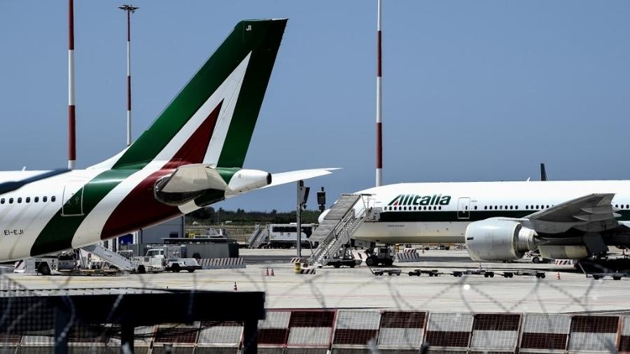 Aviões da empresa italiana Alitalia em uma pista no aeroporto de Fiumicino, em Roma - Filippo MONTEFORTE / AFP