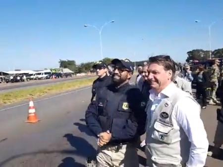 Sem mscara, Bolsonaro vai a Comando da Artilharia do Exrcito, em ...