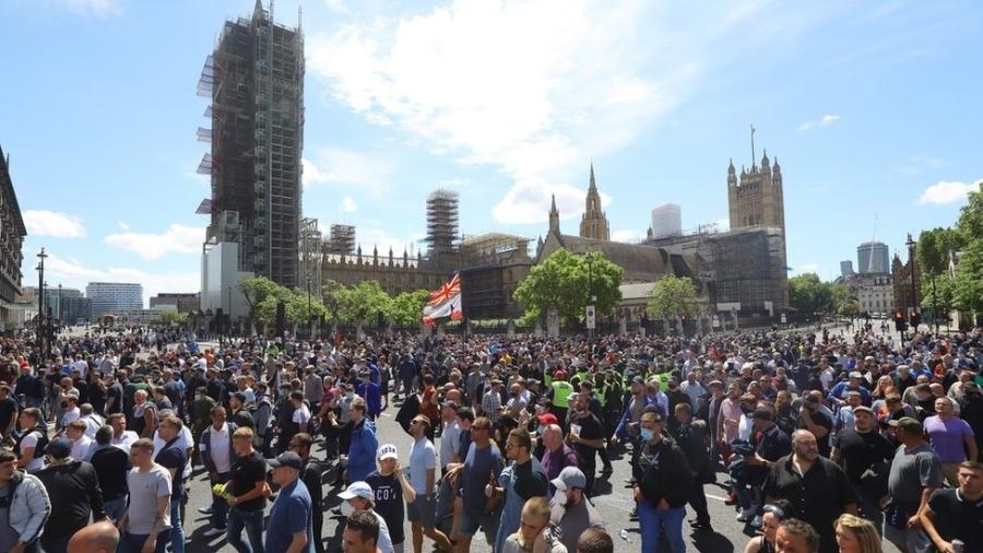 Milhares de manifestantes protestam perto do Parlamento britânico, em Londres - EPA