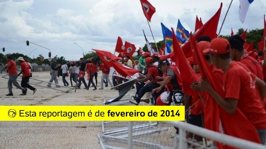 Integrantes do MST (Movimento dos Trabalhadores Rurais Sem Terra) derrubam cercas na praça dos Três Poderes, em Brasília - Fabio Rodrigues Pozzebom - 12.fev.14/Agência Brasil