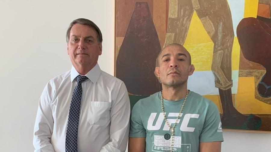 05.ago.2020 Jair Bolsonaro posa ao lado do lutador José Aldo usando luvas de MMA - Reprodução/Twitter/Carla Zambelli
