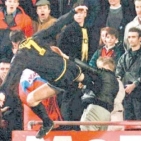O atacante Eric Cantona, que atuou pelo Manchester United em 1995, deu uma voadora em um torcedor que acompanhava o jogo O atacante Eric Cantona, que atuou pelo Manchester United em 1995, deu uma voadora em um torcedor que acompanhava o jogo