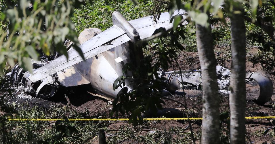 Avião da Força Aérea do México depois de ter caído perto do aeroporto de Xalapa em Veracruz; seis soldados morreram