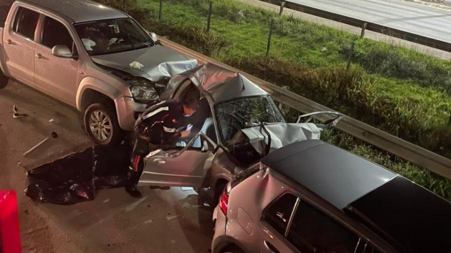 Carro foi esmagado por outros veículos - Divulgação/Bombeiros