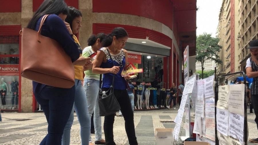 Na Rua Barão de Itapetininga, em São Paulo, vagas de emprego são expostas na rua e em postes - BBC