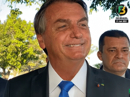 Jair Bolsonaro conversa com apoiadores - Reprodução/Foco do Brasil