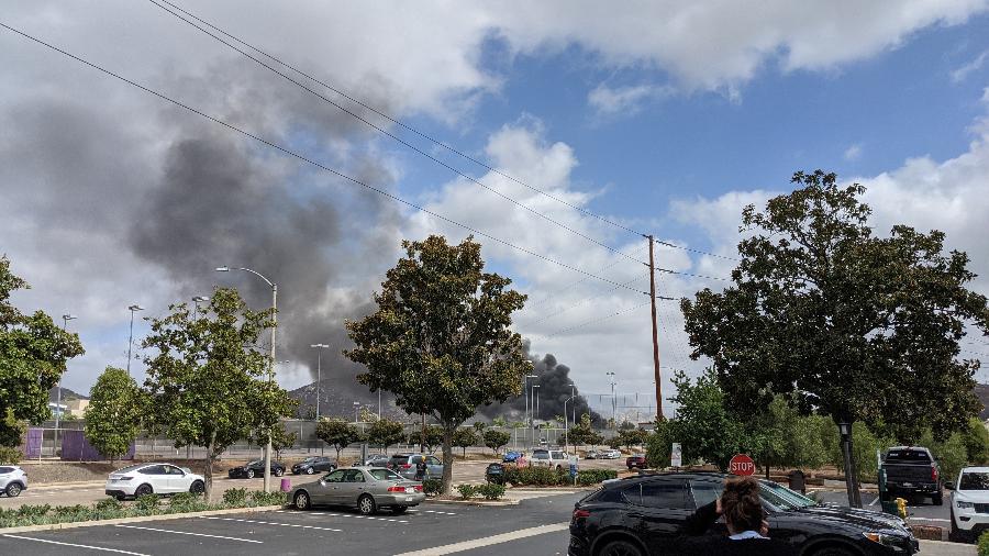 11.out.21 - A fumaça sobe após um acidente de avião em Santee, Califórnia, EUA - RYAN GRAVES/Via REUTERS