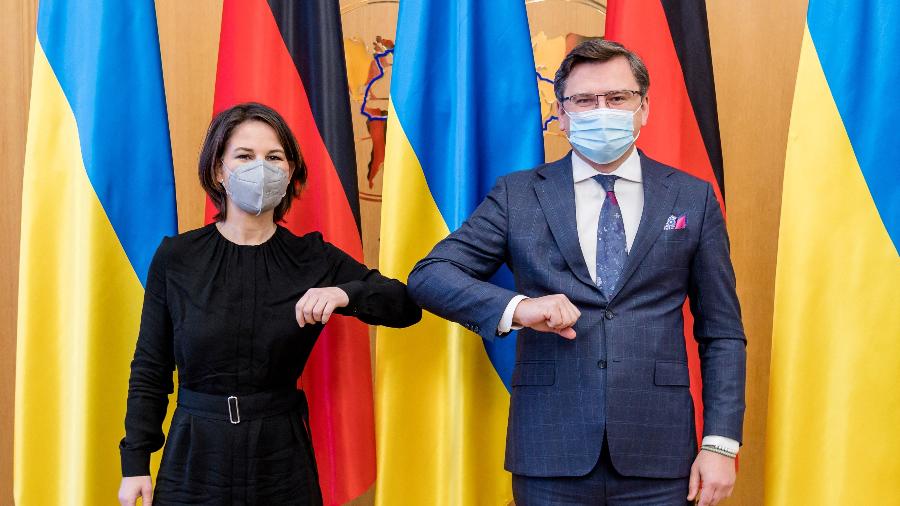 17.jan.2022 - A ministra alemã Annalena Baerbock encontra o ministro das Relações Exteriores da Ucrânia, Dmytro Kuleba, em Kiev - Ukrainian Foreign Affairs press-service/AFP