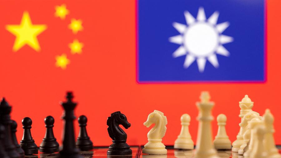25.jan.2022 - Peças de xadrez à frente das bandeiras da China e de Taiwan em foto de ilustração - Dado Ruvic/Reuters