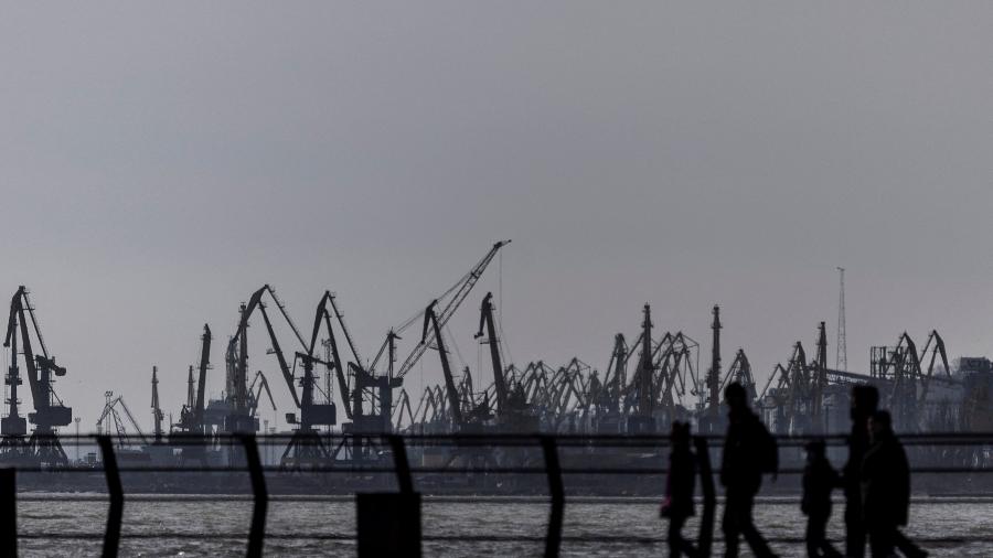 20.fev.22 - Moradores locais caminham pelo porto da cidade industrial de Mariupol, localizada a cerca de 20 quilômetros das áreas controladas pelos rebeldes no leste da Ucrânia - CARLOS BARRIA/REUTERS