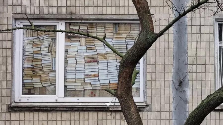 Foto mostra barricada de livros em janela de Kiev, capital ucraniana - Lev Schevchenko/Instagram/Reprodução