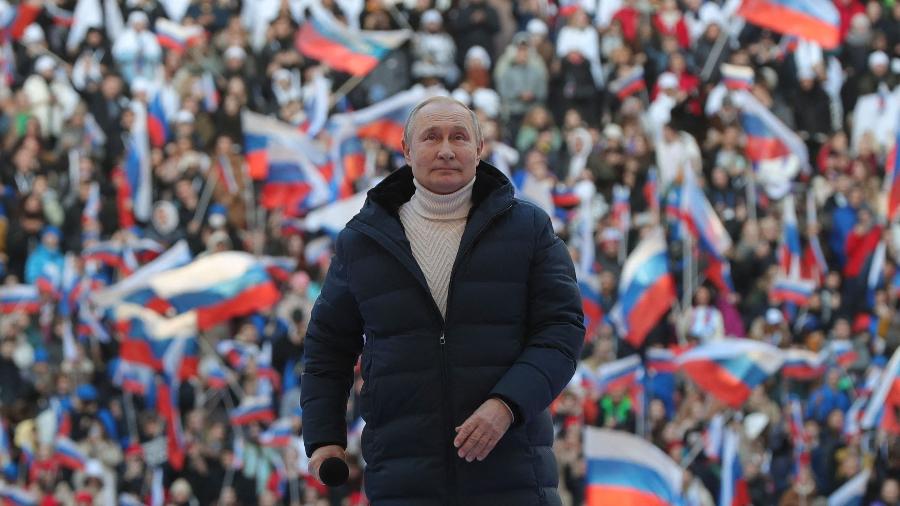 18.mar.2022 - Presidente russo Vladimir Putin no estádio de Luzhniki, em Moscou, na comemoração do 8º aniversário da anexação da Crimeia - MIKHAIL KLIMENTYEV/AFP