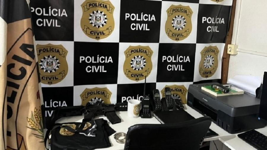 Delegacia falsa contava com uma sala com mesas, computadores, além de algemas, armamentos falsos, e camisetas e canecas com o símbolo da corporação - Divulgação/Polícia Civil do RS