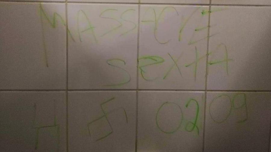 Mensagem escrita em azulejos de banheiro da Etec Parque da Juventude avisa sobre massacre amanhã (2) - Reprodução/Redes Sociais