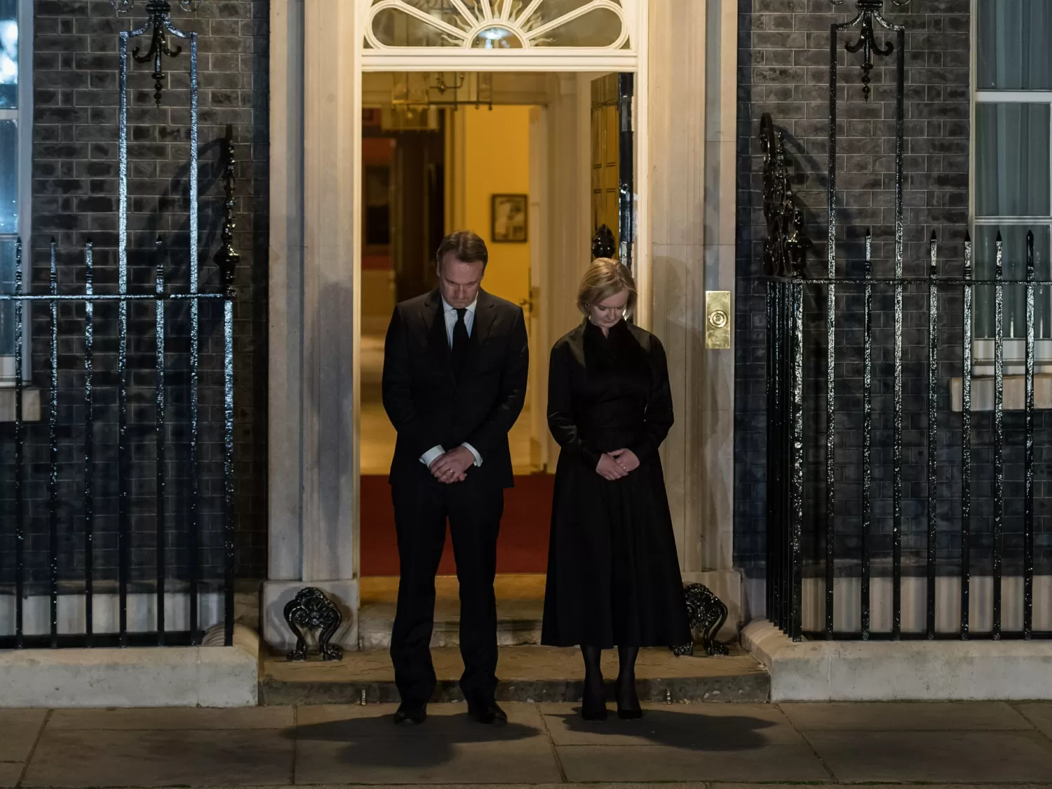 Primeira-ministra do Reino Unido, Liz Truss, participa de minuto de silêncio em homenagem à rainha Elizabeth 2ª - Wiktor Szymanowicz/Anadolu Agency via Getty Images