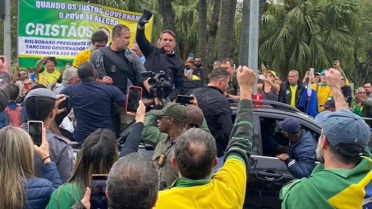 Presidente Jair Bolsonaro (PL) acena para apoiadores no Parque do Ibiraquera, em São Paulo - Felipe Pereira/UOL - Felipe Pereira/UOL