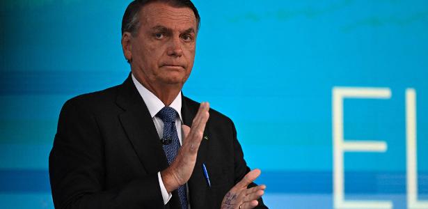 Bolsonaro sai do sério após debate e é retirado de coletiva por assessores