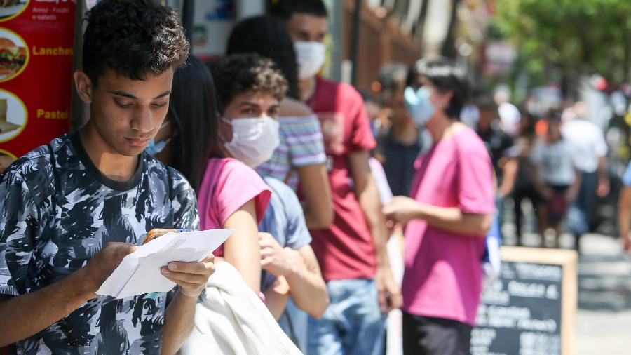 Candidatos em fila para entrar na unidade Vergueiro do Colégio Objetivo para o Enem - TIAGO QUEIROZ/ESTADÃO CONTEÚDO