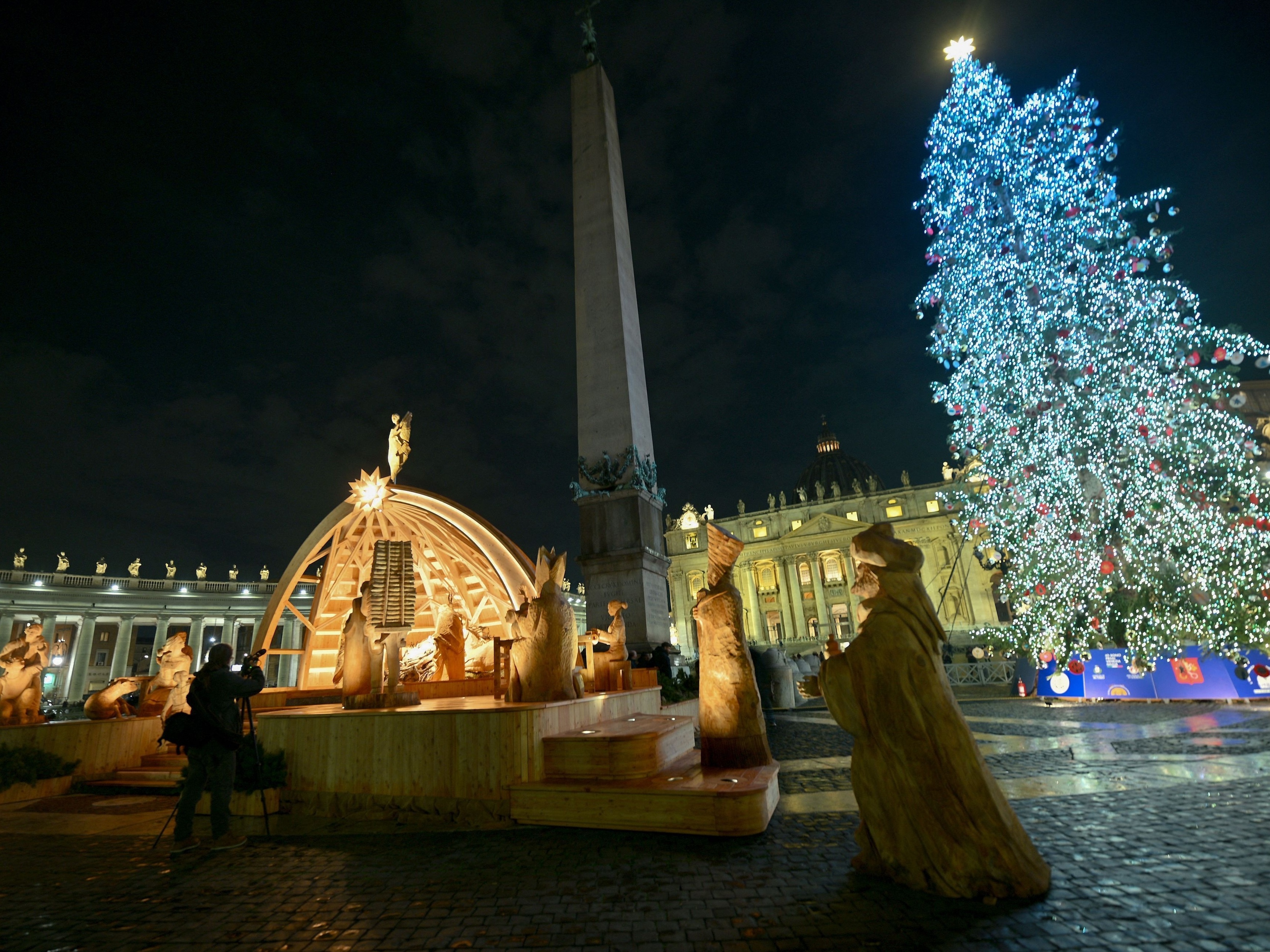 Vaticano: Inauguração do presépio e árvore de Natal na Praça São Pedro