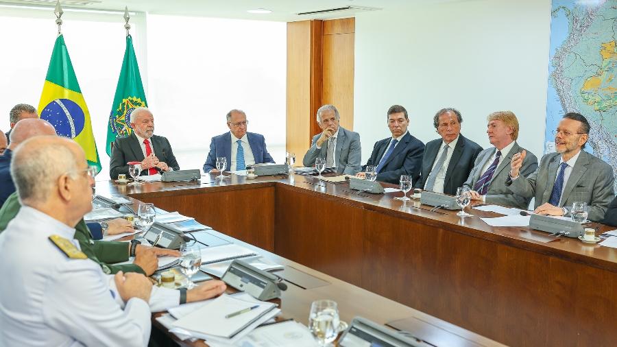 Lula e Alckmin em reunião com comandantes das Forças Armadas e representantes da indústria - Ricardo Stuckert/PR