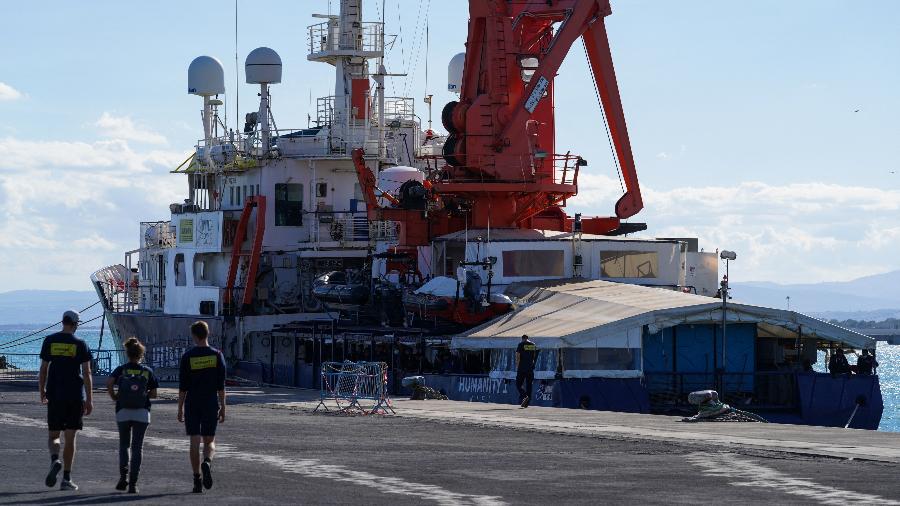 O navio de resgate da ONG "Humanity 1" atracado no porto de Catania, em novembro de 2022. - 7.nov.2022 - Antonio Parrinello/Reuters