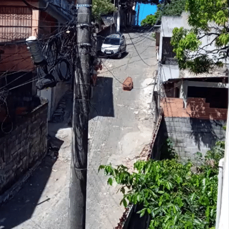 Caixão caiu após carro funerário subir uma ladeira íngreme em Vila Velha, no Espírito Santo. - Reprodução/TV Gazeta