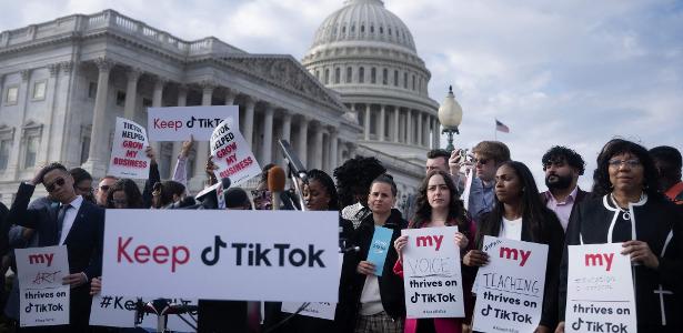 Tiktokers protestam no Congresso americano contra possível veto ao app