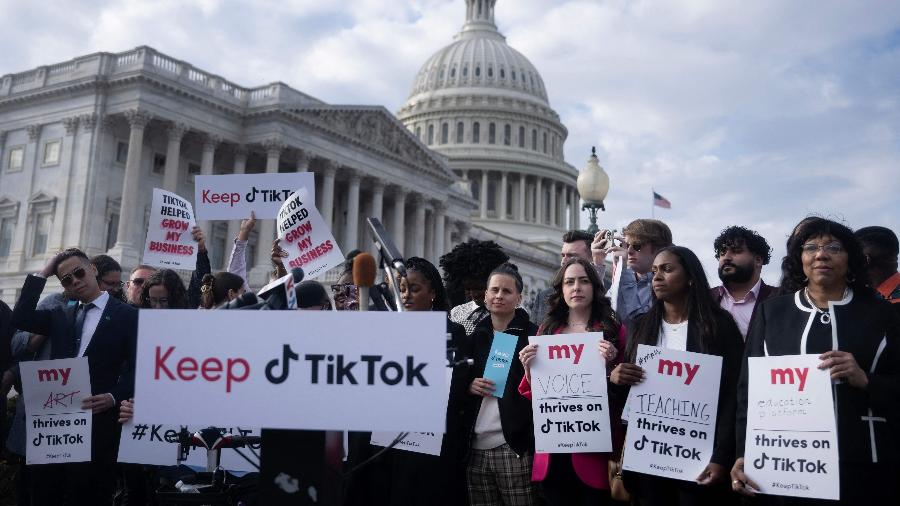 Pessoas protestam em frente ao Capitólio, em Washington (EUA), contra banimento do TikTok no país - Brendan Smialowski/AFP