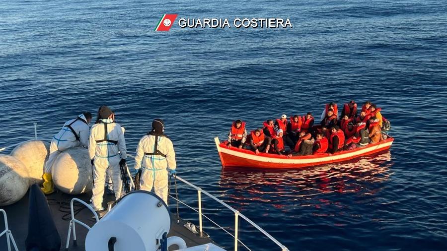Tunísia enfrenta crise migratória e substituiu Líbia como principal ponto de partida de refugiados em direção à Europa [IMAGEM ILUSTRATIVA] - Handout / GUARDIA COSTIERA / AFP