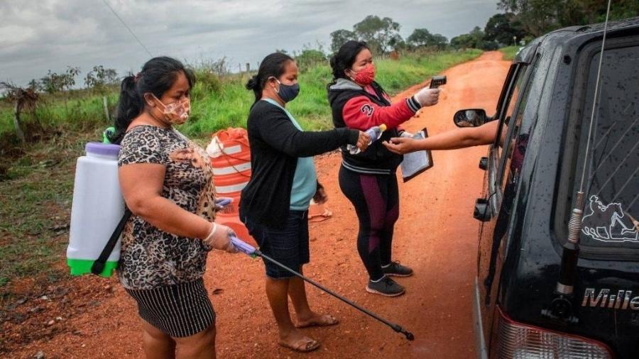 Mulheres na barreira sanitária de Taunay Ipegue, em Aquidauana (MS), em 2020 - Eric Markay